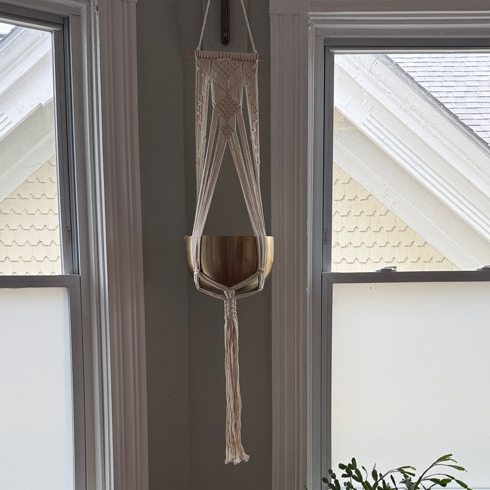 Macrame hanging Pot / plant holder
